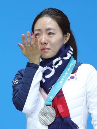 (180220) -- PYEONGCHANG, Feb. 20, 2018 -- Second-placed South Korea s Lee Sang-Hwa reacts during medal ceremony of ladies 500m final of Speed skating Eisschnelllauf at the 2018 PyeongChang Winter Olympic Games Olympische Spiele Olympia OS at Medal Plaza, PyeongChang, South Korea, Feb. 20, 2018. ) (SP)OLY-SOUTH KOREA-PYEONGCHANG-SPEED SKATING-LADIES 500M-MEDAL CEREMONY WuxZhuang 