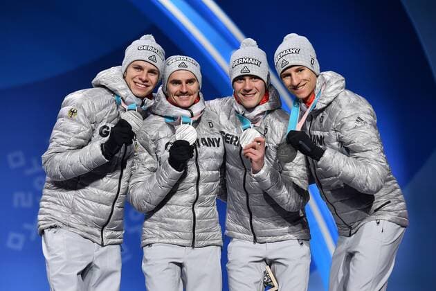 v li Andreas WELLINGER Richard Friday Stephan LEYHE Karl GEIGER all GER silver medal medal medals SkispringenTeam relay team jumping ski jumping victory ceremony PyeongChang Olympic medals Plaza ceremony on 20 02 2018 Winter Olympics 2018 from 09 02 25 02 2018 in PyeongChang of South Korea