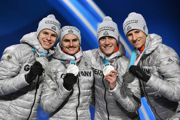 v li Andreas WELLINGER Richard Friday Stephan LEYHE Karl GEIGER all GER silver medal medal medals SkispringenTeam relay team jumping ski jumping victory ceremony PyeongChang Olympic medals Plaza ceremony on 20 02 2018 Winter Olympics 2018 from 09 02 25 02 2018 in PyeongChang of South Korea