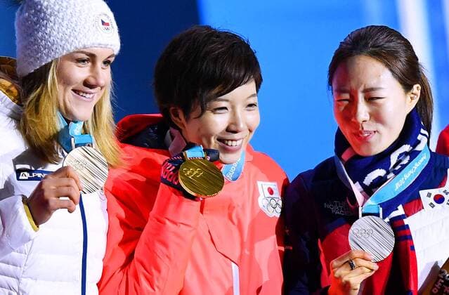 Pyeongchang Olympics Women s 500-meter Speed skating Eisschnelllauf gold medalist Nao Kodaira (C) of Japan, silver medalist Lee Sang Hwa (R) of South Korea and bronze medalist Karolina Erbanova of the Czech Republic pose at the medal ceremony at the Pyeongchang Winter Olympics in South Korea on Feb. 20, 2018. 