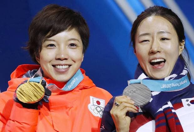 Pyeongchang Olympics Women s 500-meter Speed skating Eisschnelllauf gold medalist Nao Kodaira (L) of Japan and silver medalist Lee Sang Hwa of South Korea attend the medal ceremony at the Pyeongchang Winter Olympics in South Korea on Feb. 20, 2018. 