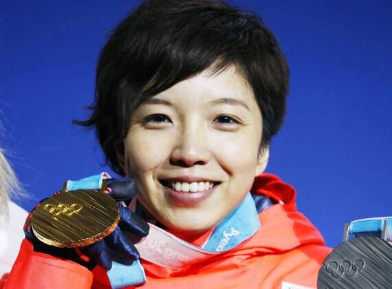 Olympia-Bilder des Tages - SPORT Pyeongchang Olympics Women s 500-meter Speed skating Eisschnelllauf gold medalist Nao Kodaira of Japan attends the medal ceremony at the Pyeongchang Winter Olympics in South Korea on Feb. 20, 2018. 