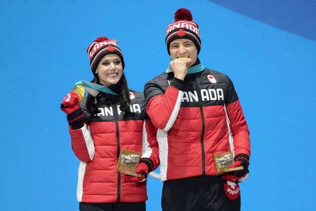 February 20, 2018 - Pyeongchang, South Korea - TESSA VIRTUE and SCOTT MOIR of Canada celebrate getting the gold medal in the Ice Dance Figure skating Eiskunstlauf event in the PyeongChang Olympic Games Olympische Spiele Olympia OS Pyeongchang 18: Medal Winners - ZUMAl132 20180220_zap_l132_009 Copyright: xChristopherxLevyx