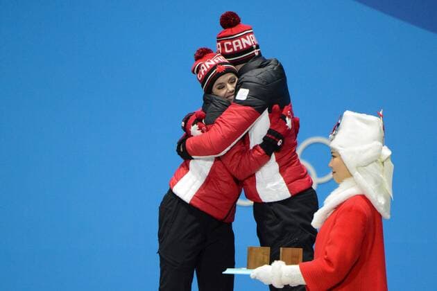 Olympia-Bilder des Tages - SPORT February 20, 2018 - Pyeongchang, South Korea - TESSA VIRTUE and SCOTT MOIR of Canada celebrate getting the gold medal in the Ice Dance Figure skating Eiskunstlauf event in the PyeongChang Olympic Games Olympische Spiele Olympia OS Pyeongchang 18: Medal Winners - ZUMAl132 20180220_zap_l132_011 Copyright: xChristopherxLevyx