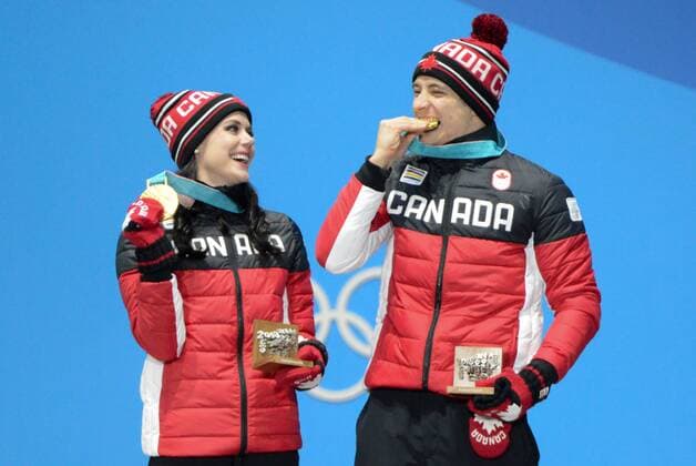 February 20, 2018 - Pyeongchang, South Korea - TESSA VIRTUE and SCOTT MOIR of Canada celebrate getting the gold medal in the Ice Dance Figure skating Eiskunstlauf event in the PyeongChang Olympic Games Olympische Spiele Olympia OS Pyeongchang 18: Medal Winners - ZUMAl132 20180220_zap_l132_013 Copyright: xChristopherxLevyx