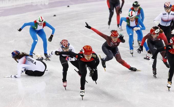 Olympia-Bilder des Tages - SPORT February 20, 2018 - Gangneung, South Korea - Alang Kim (128) of Korea crashes as Chunyu Qu (67) of China leads during the Ladies Short Track Speed skating Eisschnelllauf 3000M relay at the PyeongChang 2018 Winter Olympic Games Olympische Spiele Olympia OS at Gangneung Ice Arena on Tuesday February 20, 2018. PyeongChang 18: Short Track Speed Skating Women s - ZUMAj89_ 20180220_zaf_j89_195 Copyright: xPaulxKitagakixJr.x