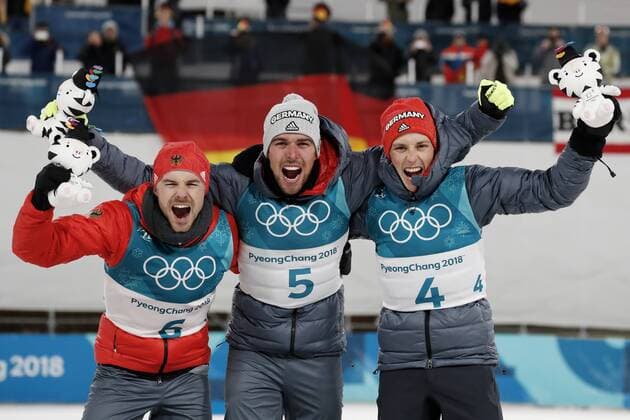 Themen der Woche - SPORT Olympia-Bilder des Tages - SPORT RYDZEK Johannes Olympiasieger Nr.5 Team GER jubelt mit FRENZEL Eric und RIESSLE Fabian bei der Siegeehrung Nordische Kombination 10km Olympic Wintergames 2018 Pyeongchang South Korea Olympische Winterspiele 2018 Pyeongchang 20.Februar 2018 *** Johannes RYDZEK Olympic champion No. 5 team GER cheers with Eric FRENZEL and RIESSLE Fabian at the victory ceremony Nordic combined 10 km Olympic Winter Games 2018 PyeongChang South Korea Winter Olympics 2018 PyeongChang 20 February 2018 