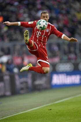 Fußballspieler Joshua Kimmich vom FC Bayern München artistisch am Ball, Allianz Arena, München, Bayern, Deutschland, Europa  iblimw04635684.jpg