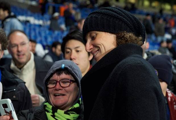 Chelsea v FC Barcelona Barca UEFA Champions League David Luiz of Chelsea poses for a photograph with a fan before the UEFA Champions League match at Stamford Bridge, London Content Not Available For UK Newspapers Copyright: xAlanxStanfordx FIL-11389-0004