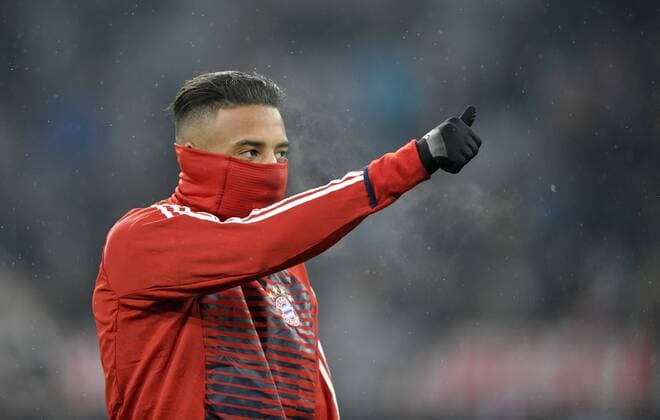 Before the game begins Corentin Tolisso, Bayern Munich wrapped freezes gesture gesture thumbs up Champions League CL knockout first leg FC Bayern München FCB vs Besiktas Istanbul 20 02 2018 FC Bayern München FCB vs Besiktas Istanbul