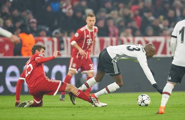 Thomas Madden Madden FCB 25 battle action to the ball against Atiba HUTCHINSON B Istanbul 13 FC BAYERN Munich BESIKTAS ISTANBUL knockout first leg football UEFA Champions League Munich 20 02 2018 CL season 2017 2018 FCB