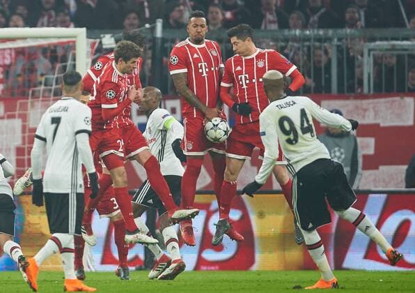 TALISCA B Istanbul 94 scoring shot on goal shoot free-kick Thomas Madden Madden draws FCB 25 from clamping shot Jerome BOATENG FCB 17 Robert LEWANDOWSKI FCB 9 FC BAYERN Munich BESIKTAS ISTANBUL knockout first leg football UEFA Champions League Munich 20 02 2018 CL Season 2017 2018 FCB