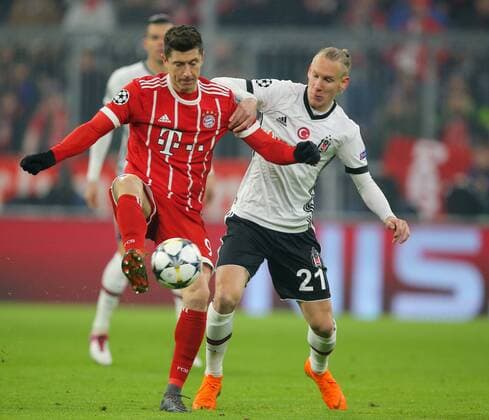SOCCER - UEFA CL, Bayern vs Besiktas MUNICH,GERMANY,20.FEB.18 - SOCCER - UEFA Champions League, round of 16, FC Bayern Muenchen vs Besiktas Istanbul. Image shows Robert Lewandowski (Bayern) and Domagoj Vida (Besiktas). GEPAxpictures xThomasxBachun
