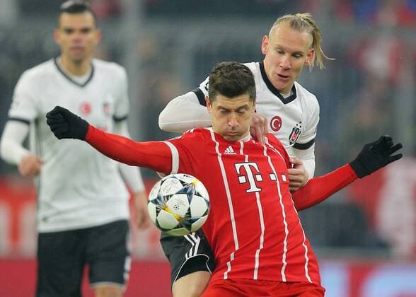 SOCCER - UEFA CL, Bayern vs Besiktas MUNICH,GERMANY,20.FEB.18 - SOCCER - UEFA Champions League, round of 16, FC Bayern Muenchen vs Besiktas Istanbul. Image shows Robert Lewandowski (Bayern) and Domagoj Vida (Besiktas). GEPAxpictures xThomasxBachun