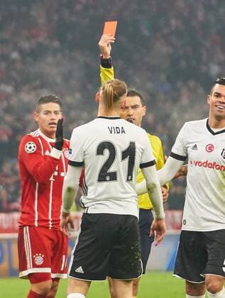 Main referee Ovidiu HALDANE ROU with whistle gesture referee single action referee red card shows place reference serious offense Domagoj VIDA B Istanbul 21 FC BAYERN Munich BESIKTAS ISTANBUL knockout first leg football UEFA Champions League Munich 20 02 2018 CL season 2017 2018 FCB