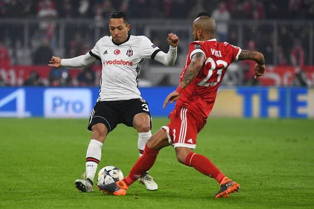 20 02 xjhx 2018 Football Champions League FC Bayern München Besiktas Istanbul emspor v l Adriano Besiktas Istanbul Arturo Vidal FCB FC Bayern München Munich