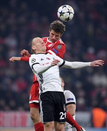 Football CHAMPIONS LEAGUE season 2017 2018 KNOCKOUT first leg FC Bayern München Besiktas Istanbul 20 02 2018 Thomas Mueller FC Bayern München before Domagoj Vida front of Besiktas Istanbul Munich