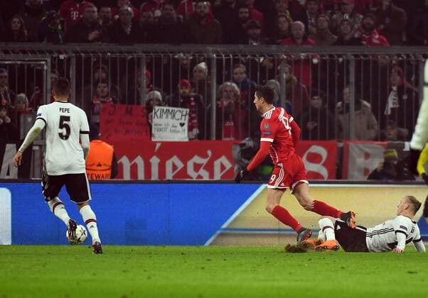 20 02 xjhx 2018 Football Champions League FC Bayern München Besiktas Istanbul emspor v l Pepe Besiktas Istanbul Robert Lewandowski FC Bayern München Domogaj Vida Besiktas Istanbul red card for red card sent off for game misconduct Munich
