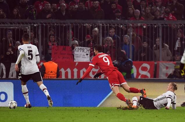20 02 xjhx 2018 Football Champions League FC Bayern München Besiktas Istanbul emspor v l Pepe Besiktas Istanbul Robert Lewandowski FC Bayern München Domogaj Vida Besiktas Istanbul red card for red card sent off for game misconduct Munich