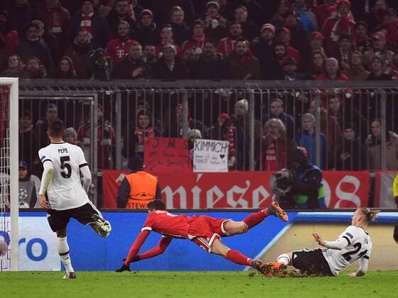 20 02 xjhx 2018 Football Champions League FC Bayern München Besiktas Istanbul emspor v l Pepe Besiktas Istanbul Robert Lewandowski FC Bayern München Domogaj Vida Besiktas Istanbul red card for red card sent off for game misconduct Munich