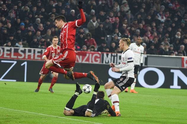 GER UEFA Champions League FC Bayern München Besiktas Istanbul 20 02 2018 Allianz Arena Munich GER UEFA Champions League FC Bayern München Besiktas Istanbul in the image of Fabri Besiktas Istanbul 1 clears up before Robert Lewandowski Bayern Munich 9 nordphotox xSchreyer nph00305