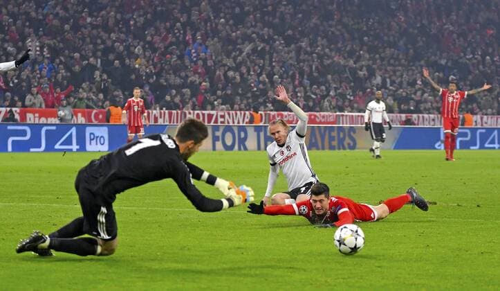 20 02 2018 football UEFA Champions League 2017 2018 final Bayern Munich Besiktas Istanbul in the Alliance arena Munich foul by Domagoj Vida Istanbul against FC Bayern München of the referee Robert Lewandowski is Vida red card due to LH emergency brake goalkeeper Fabri Besiktas Istanbul
