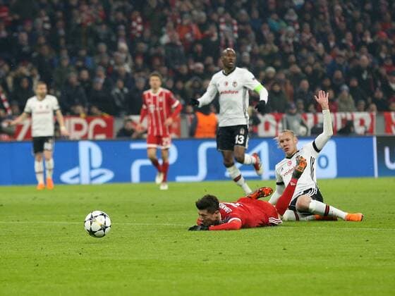 Robert Lewandowski is Domagoj Vida Besiktas Istanbul 21 Bayern Munich 9 fouled Bayern Munich Champions League last grand final vs Besiktas football 20 02 2018 Munich Copyright: xLanger Eibner-Pressefotox EP_HLR