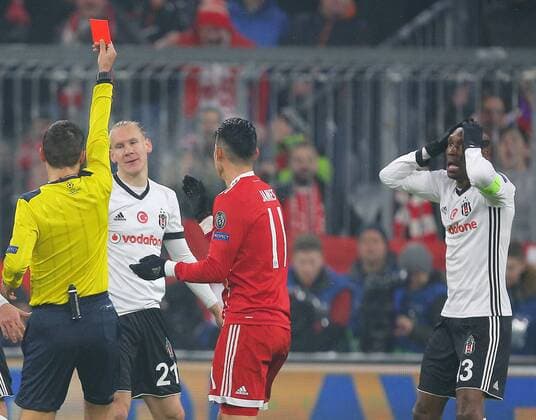 SOCCER - UEFA CL, Bayern vs Besiktas MUNICH,GERMANY,20.FEB.18 - SOCCER - UEFA Champions League, round of 16, FC Bayern Muenchen vs Besiktas Istanbul. Image shows referee Ovidiu Hategan (ROU), Domagoj Vida (Besiktas), James Rodriguez (Bayern) and Atiba Hutchinson (Besiktas). Keywords: red card. GEPAxpictures xThomasxBachun