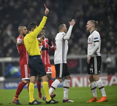 Referee referee Ovidiu Alin Haldane ROU shows Domagoj Vida red card red sent off for foul on Robert Lewandowski FC Bayern Munich Champions League CL knockout first leg FC Bayern München FCB vs Besiktas Istanbul 20 02 2018 FC Bayern München FCB vs Besiktas Istanbul