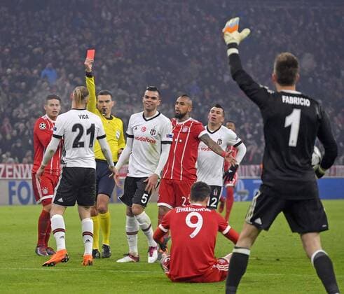 20 02 2018 football UEFA Champions League 2017 2018 final Bayern Munich Besiktas Istanbul in the Allianz Arena in Munich after the referee Ovidiu Haldane is the foul by Domagoj Vida li Istanbul against Robert Lewandowski FC Bayern Munich Centre Vida red card due to emergency brake