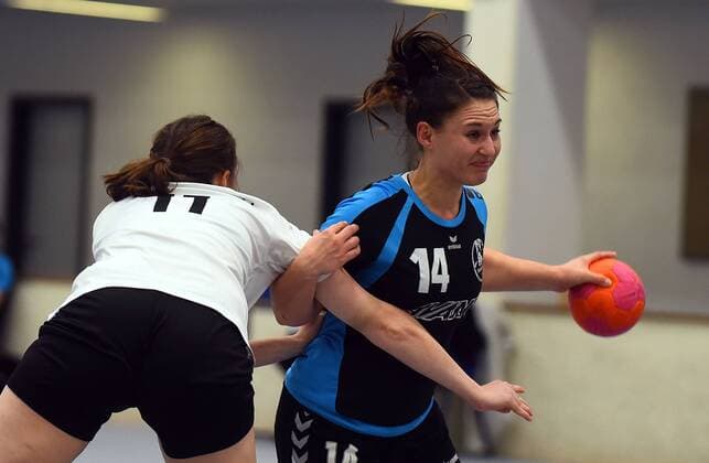 20 02 xpsx 2018 handball women District upper League HSG Hanau HSG Dietzenbach v l Eva Maria Mikesch Hanau Carolin Rotter Dietzenbach Hanau, Hessen Germany