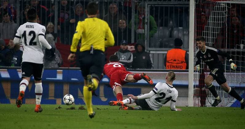 GER UEFA CL Bayern Munich GER vs Besiktas Istanbul TR 20 02 2018 Allianz Arena Munich GER UEFA CL Bayern Munich GER vs Besiktas Istanbul TR pictured foul by Domagoj Vida Istanbul against Robert Lewandowski Munich nordphotoxBratic nph00250