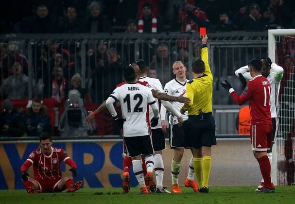 GER UEFA CL Bayern Munich GER vs Besiktas Istanbul TR 20 02 2018 Allianz Arena Munich GER UEFA CL Bayern Munich GER vs Besiktas Istanbul TR pictured referee Ovidiu Haldane shows Domagoj Vida Istanbul the red card nordphotoxBratic nph00250