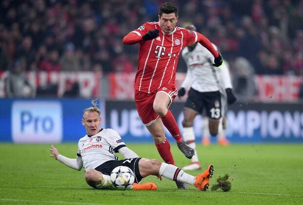 Football CHAMPIONS LEAGUE season 2017 2018 KNOCKOUT first leg FC Bayern München Besiktas Istanbul 20 02 2018 Domagoj Vida on the ground of Besiktas fouls Robert Lewandowski FC Bayern Munich and it looks red Munich