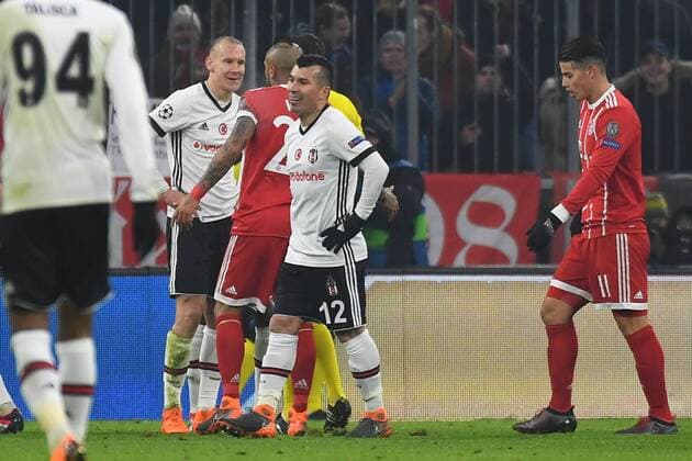 20 02 xjhx 2018 Football Champions League FC Bayern München Besiktas Istanbul emspor v l red card for red card sent off for game misconduct Vida Domagoj Besiktas Istanbul Munich