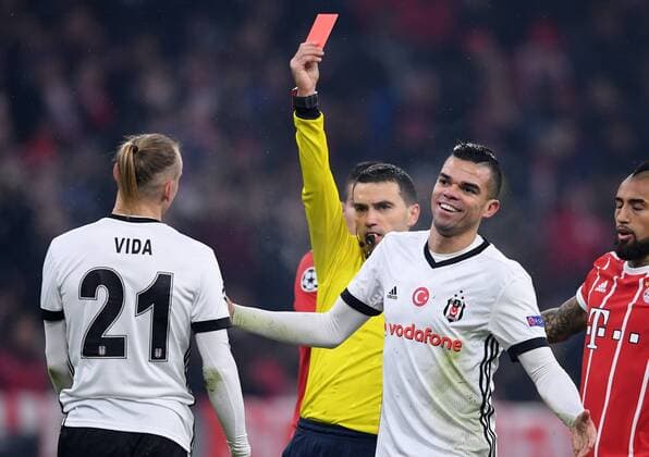 Football CHAMPIONS LEAGUE season 2017 2018 KNOCKOUT first leg FC Bayern München Besiktas Istanbul 20 02 2018 referee Ovidiu Alin Haldane shows Domagoj Vida li Besiktas Istanbul Pepe red card re Besiktas Istanbul turns disappointed from Munich