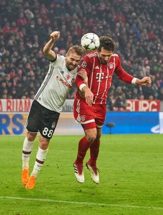 Mats HUMMELS FCB 5 scoring chance battle action to the ball against Caner ERKIN B Istanbul 88 FC BAYERN Munich BESIKTAS ISTANBUL knockout first leg football UEFA Champions League Munich 20 02 2018 CL season 2017 2018 FCB