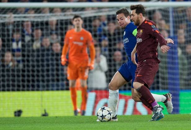 Chelsea v FC Barcelona Barca UEFA Champions League Cesar Azpilicueta of Chelsea takes on Lionel Messi of Barcelona during the UEFA Champions League match at Stamford Bridge, London Content Not Available For UK Newspapers Copyright: xAlanxStanfordx FIL-11389-0018