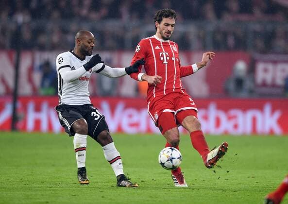 Football CHAMPIONS LEAGUE season 2017 2018 KNOCKOUT first leg FC Bayern München Besiktas Istanbul 20 02 2018 Vagner Love Wagner li Besiktas against Mats Hummels re FC Bayern München Munich