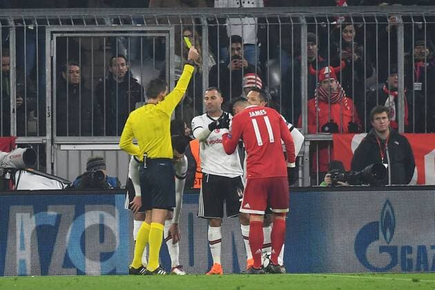 20 02 xjhx 2018 Football Champions League Bayern Munich Besiktas Istanbul emspor v l yellow card to receive a yellow card Ricardo Quaresma Besiktas Istanbul Munich