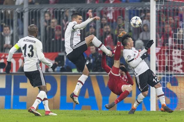 GER UEFA CL Bayern Munich GER vs Besiktas Istanbul TUR 20 02 2018 Allianz Arena Munich GER UEFA CL Bayern Munich GER vs Besiktas Istanbul TUR last grand final in the image battle before the gate between Robert Lewandowski FCB 9 receives the yellow card for the fight with Gary Medel Besiktas 12 with Pepe Besiktas 5 Atiba Hutchinson Besiktas 13 nordphotox xStraubmeier nph00004