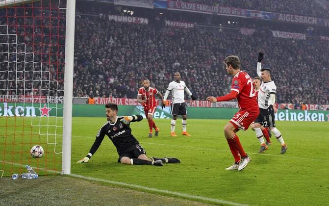 20 02 2018 football UEFA Champions League 2017 2018 final Bayern Munich Besiktas Istanbul in the Allianz Arena Munich scoring Thomas Müller re FC Bayern Munich 1 0 against goalie Fabri Besiktas Istanbul