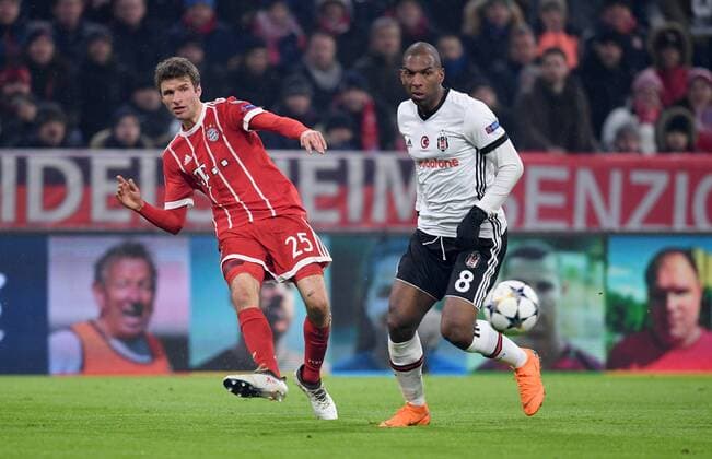Football CHAMPIONS LEAGUE season 2017 2018 KNOCKOUT first leg FC Bayern München Besiktas Istanbul 20 02 2018 Thomas Mueller li Bayern Munich against Ryan Babel Besiktas Istanbul Munich re