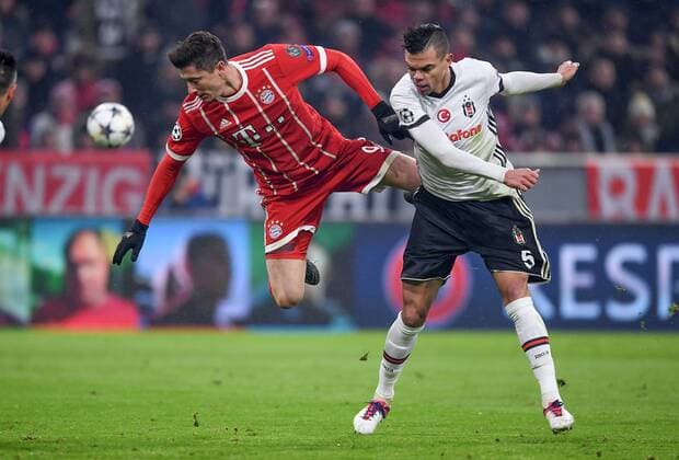 Football CHAMPIONS LEAGUE season 2017 2018 KNOCKOUT first leg FC Bayern München Besiktas Istanbul 20 02 2018 Robert Lewandowski li FC Bayern Munich against Pepe Besiktas Istanbul Munich re
