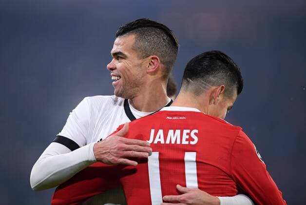 Football CHAMPIONS LEAGUE season 2017 2018 KNOCKOUT first leg FC Bayern München Besiktas Istanbul 20 02 2018 Pepe Besiktas Istanbul and James Rodriguez re FC Bayern München Munich