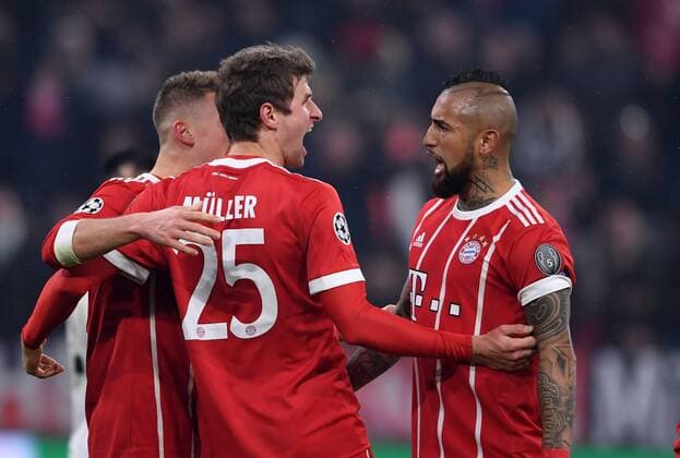 Football CHAMPIONS LEAGUE season 2017 2018 KNOCKOUT first leg FC Bayern München Besiktas Istanbul 20 02 2018 goal celebration after 1 0 Joshua Kimmich Thomas Mueller and Arturo Vidal v l of all FC Bayern München Munich