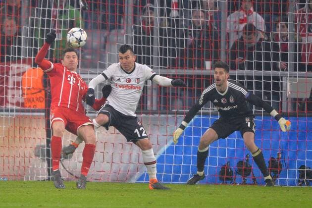 Munich Germany 20 02 2018 UEFA Champions League 2017 18 season round of last sixteen.2 eighth-finals Bayern Munich Besiktas Istanbul Robert Lewandowski FCB Gary MEDEL Besiktas goalkeeper Fabri Besiktas in action DeFodi527