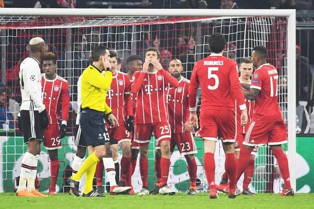 20 02 xjhx 2018 Football Champions League FC Bayern München Besiktas Istanbul emspor v l goal celebration goal celebration loven the goal 1 0 by Thomas Müller FCB FC Bayern München team Munich
