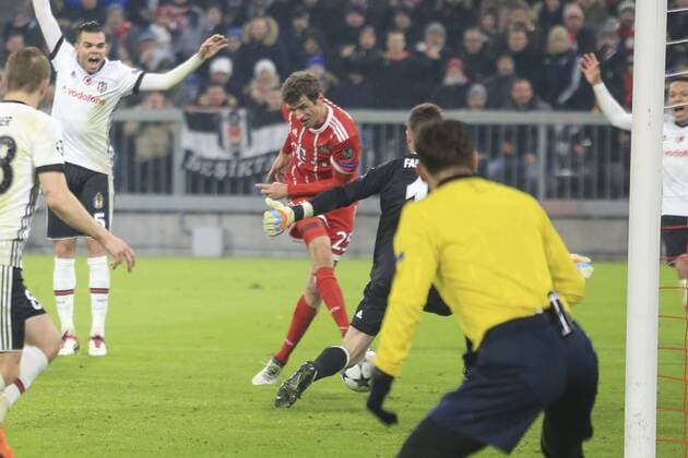 20 02 2018 football UEFA Champions League 2017 2018 final Bayern Munich Besiktas Istanbul in the Allianz Arena Munich J scoring 1 0 Thomas Müller mid FC Bayern Munich against goalie Fabri re Besiktas Istanbul