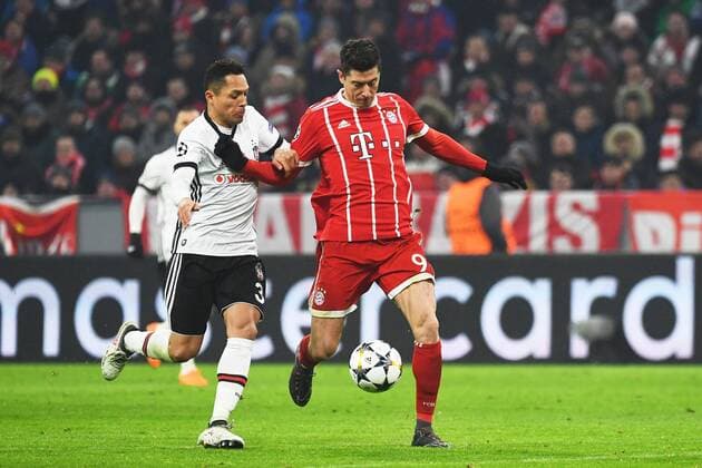 20 02 xjhx 2018 Football Champions League FC Bayern München Besiktas Istanbul emspor v l Adriano Besiktas Istanbul Robert Lewandowski FCB FC Bayern München Munich